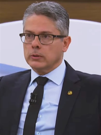 Separar as pessoas que compõem a instituição daquilo que a própria instituição representa para a nossa democracia é fundamental. Toda instituição é formada por pessoas, e pessoas são falhas. Em algum momento, podem errar. Para a boa manutenção da democracia, é essencial que todos sejam iguais perante a lei. #programarodaviva