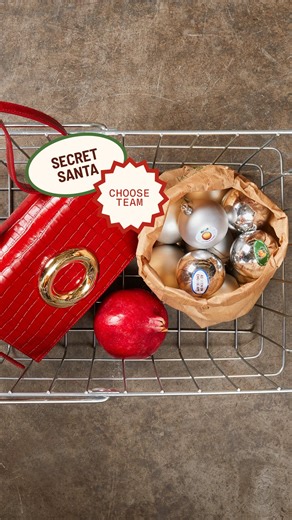 Choose on Instagram: "Si le Secret Santa est une tradition pour nous, on vous rassure le costume de ski ne l’est pas mais bon soirée de Noël oblige… 🎄 🇺🇸 Secret Santa but make it after ski"