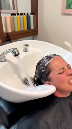 Cat Accidentally Turns On Spray Hose—Salon Erupts in Water Chaos 😹🚿 #FunnyCats #CaughtOnCamera