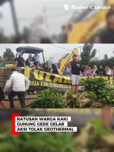 CIANJUR – Ratusan warga kaki Gunung Gede Pangrango, Kampung Pasir Cina, Desa Cipendawa, menggelar aksi unjuk rasa menolak proyek geothermal, Rabu (14/1). Dalam aksi tersebut, massa mendesak agar alat berat yang digunakan dalam proyek segera diturunkan dari lokasi. Warga menilai keberadaan proyek tersebut berpotensi berdampak pada lingkungan dan kehidupan masyarakat sekitar. Video: REKAN MEDIA FOR RADAR CIANJUR #radarcianjur