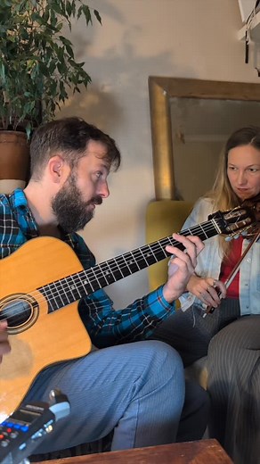 🇺🇸 Djamming out to a classic Django Reinhardt composition: "Swing 48" (or is it '49? 😉). This was recorded during Django's later "bebop" phase! Listen closely—you can hear his son Lousson playing rhythm guitar, including that cool tremolo moment! This tune is a Minor Blues form. Eva is laying down a solid chop here! Want to learn more about jazz violin techniques and duet playing? Be sure to check out her @jazzviolinacademy ! 🎻 #DjangoReinhardt #Swing48 #MinorBlues #JazzViolin #GypsyJazz #Ja