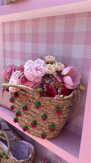 Who doesn’t love a girls sleep over with sun, pool, beach, bags and a little dancing?? @Poppy & Peonies & @Fallon Farinacci know how to throw a party! #voicenotes #sister #siblings #poppyandpeonies