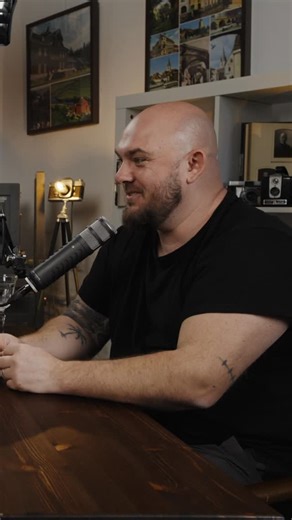 Rares Helici on Instagram: "Stăm de vorbă cu Claudiu Boica (CBO Films) despre video, fotografie și felul în care un cadru bine gândit poate spune o poveste fără să explice totul. Discutăm despre procesul creativ din spatele filmărilor, despre ritm, detalii și cum se construiește atmosfera într-un proiect video. Un dialog relaxat despre storytelling vizual, despre alegeri, intuiție și experiență, pentru cei care cred că imaginea bună nu țipă, ci rămâne. O productie OMIE - PatratPictures/CboFilms"