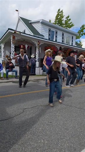 278K views · 5.1K reactions | La grande relève 朗 Deux merveilleuses petites danseuses qui ont fait tourner les têtes à Saint-Tite 鸞 Et que dire du grand chorégraphe Mark Paulino  Elles sont tellement magnifiques, les deux petites  | Petit.cowboy | Facebook