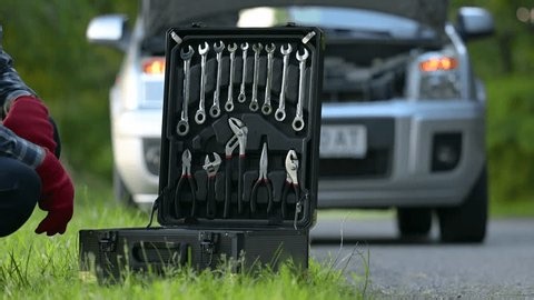 clip-3935004819-man-finds-key-on-roadside-helps-broken