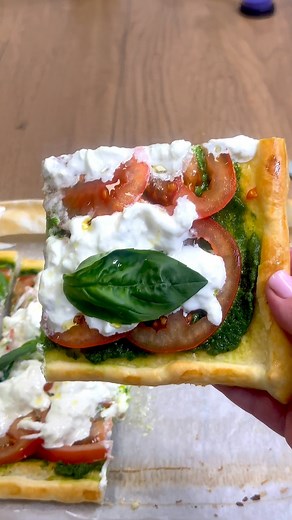 una torta salata facilissima da preparare ideale durante un aperitivo o una cena 😋 . Sfogliata Estiva Ingredienti Per la base: 1 rotolo pasta sfoglia rettangolare 1 tuorlo (o latte o uovo intero) Per farcire: 150 g pesto alla Genovese 2 pomodori insalatari 1 mozzarella basilico olio extravergine d’oliva sale . #allacciateilgrembiule #ricettafacile #ricetta #estate #giallozafferano | Allacciate il grembiule di Luisa Orizio