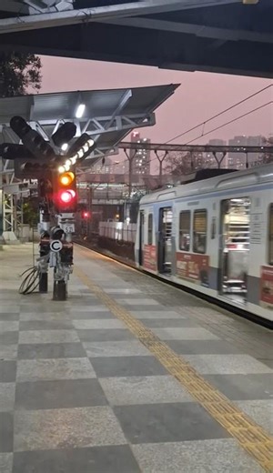Signal transition from amber to red for local train #indianrailways #signal #mumbailocal