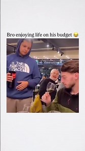 Love the reaction behind😂