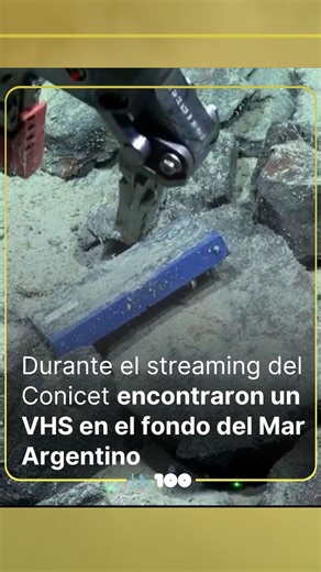 La 100 on Instagram: "😯 Un antiguo casete VHS fue localizado en el lecho marino junto a evidencia de vida marina adherida a su superficie a 2.640 metros de profundidad. ‼️Este descubrimiento se enmarca en el contexto de la continuación del proyecto “Vida en los extremos”, la transmisión científica en vivo desde el fondo del Mar Argentino impulsada por el CONICET y colaboradores internacionales. ⚠️ La sorpresa no fue solo encontrar el artefacto, sino también observar que la cinta tenía una estre