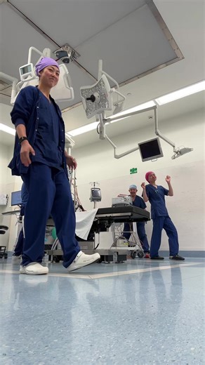 I love when my co-workers catch my vibe ☺️ #hospitallife #doctorsoftiktok #dancetrends #drafting #fyp