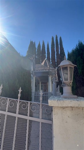 Interesting house from yesterday’s walk. We explored the Pico-Robertson neighborhood in Los Angeles. When I see houses like this, I always wonder if the original owner worked in the Biz doing set design. | Kami Cotler