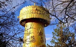 【香格里拉之独克宗古城】在古城的四方街，跟着藏族朋友们跳锅庄舞；在龟山公园和四海朋友们一起转世界最大的转经筒…