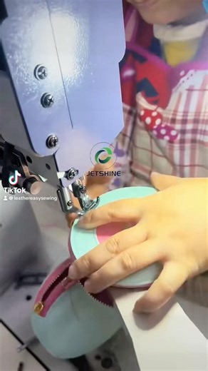How do the 360 degree rotary arm post bed sewing machine to make round jewel Box stitching