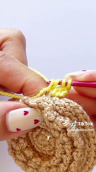 Teje un llavero monedero de girasol paso a paso