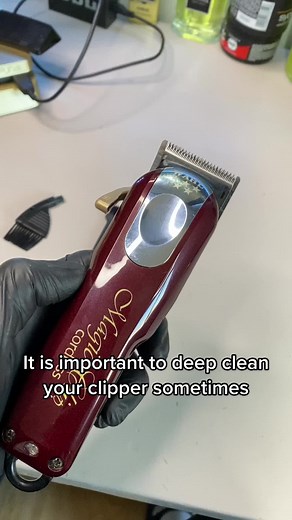 Clean the clipper❗️ #barber #barbertip #barbertips #barbertutorial #wahlclippers #wahl #beginnerbarber #barberlife #trending #fypシ #foryou #explore #barberconnect #setup #barberset #cleaning #clean #clippers #cleanclippers