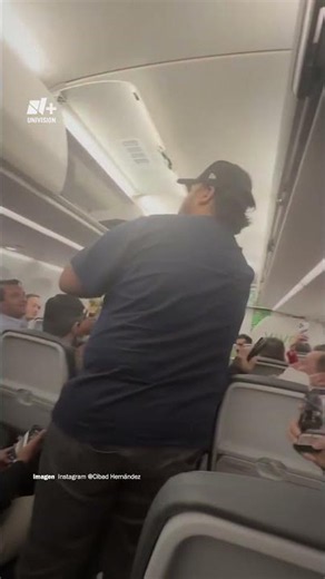 Flight Passengers Applaud Mexican Forward