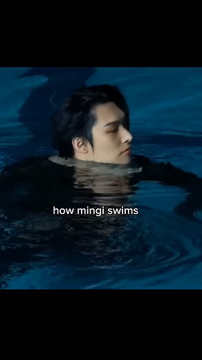 ATEEZ YUNHO 💙 윤호 on Instagram: "Ik Mingi is not really swimming in the clip but i found the diffrenece between both of their clips so cute😭"