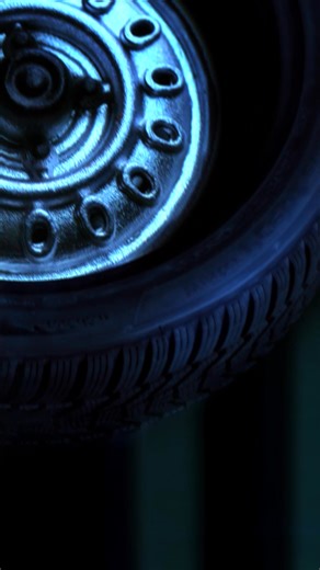 La saison d'Halloween bat son plein. Les toiles d'araignées, les vampires et les histoires de fantômes sont de retour pour vous donner des sueurs froides. Pourtant, rien n'est plus terrifiant que de prendre la route avec les mauvais pneus. N'attendez plus : passez aux pneus d'hiver et reprenez la route en toute sécurité. #HankookTire #SpookySeason #Halloween | Hankook Tire France