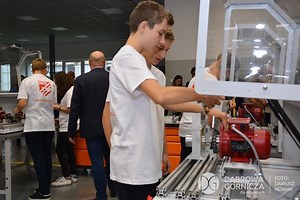 Koreańska firma SK hi-tech Battery Materials Poland wspiera edukację w Sosnowcu i Dąbrowie Górniczej. Wyposażyła trzy pracownie