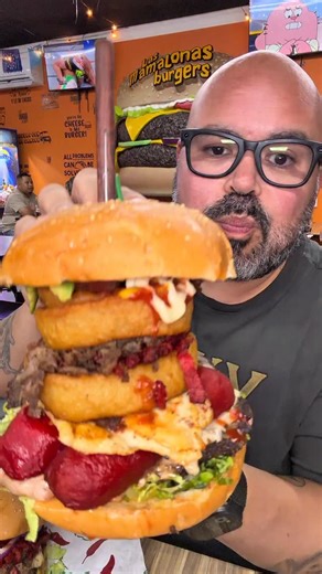 📍HOUSTON — @lasmamalonasburgers BURGERS🔥 If you’re chasing flavor in H-Town, this spot’s got you covered from burgers to tacos and everything in between. I pulled up to Las Mamalonas and went all in: 🍔 La Mamalona – stacked with beef, pork, chicken, AND Mexican sausage 🍔 La Chorreada – messy in the best way 🍔 La Regia – for the real ones who want it big and bold 🌮 Trompo Tacos – that al pastor off the spit 🔥 🌮 Tlaquepaque Tacos – layered, loaded, and packed with flavor 🌮 Puercazo (Cabez