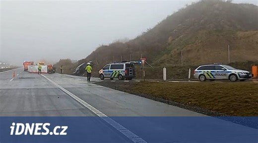 Nehoda osobáku a policejní dodávky zastavila provoz na D1 - iDNES.tv