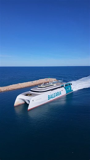 Lugares como este existen, no son un sueño. 🤩 Nuestro 🛳️ 'fast ferry Eleanor Roosevelt' y Dénia son un match. 💘 #baleària #baleàriaferry #dénia #somosmar | Baleària