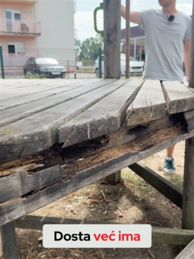 Park za djecu u Zagrebu pun rupa i klimavih sprava