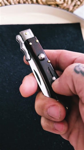 Italian Switchblade Medici Swinguard knife