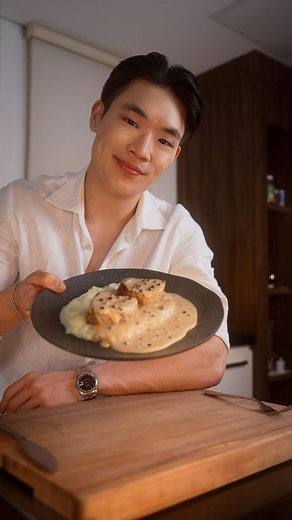 Arthur Paek on Instagram: "Filet Mignon Suíno ao molho de pimenta (Filet Mignon Suíno Au Poivre) 🇫🇷🎶 A escolha de hoje tem tudo a ver com o momento que estamos vivendo e para aproveitar esse clima decidi usar o filé mignon suíno da @sadiabrasil, corte versátil e que harmoniza super bem com esse molho que eu adoro, além de muitos outros. Além disso, esse é um produto com baixo teor de gordura, ideal para diversos tipos de preparo, seja na grelha, no forno ou cozido. E o me