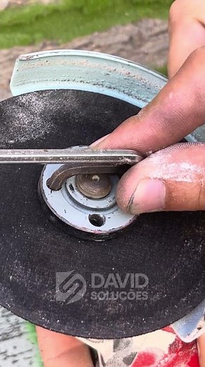 Como remover o disco da esmerilhadeira 🔧#DicaDeFerramenta #Oficina #DIYBrasil