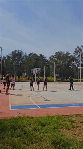 Hoy escribimos la primera página de nuestra historia. 📖 Los Juvenil Wolves vivieron su debut con pasión, intensidad y unión. Jugaron, aprendieron, se divirtieron… y mostraron que el espíritu de la manada está más fuerte que nunca. 🐺🔥 Se sintió la intensidad, las ganas y la emoción de representar a Wolves Academy en cada jugada. Este es solo el comienzo de algo grande… 👊🏽 #WolvesAcademy #JuvenilWolves #PrimerJuego #DebutWolves #Basquetbol #CiudadGuzmán #FormandoCampeones #ElJuegoEsNuestraNat