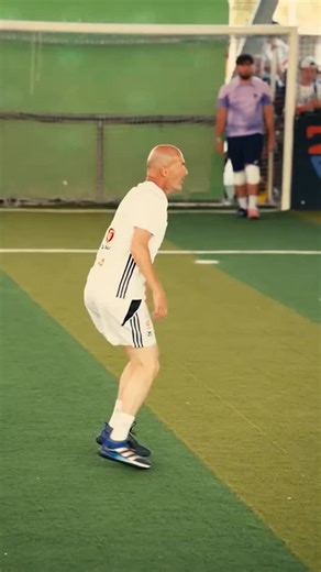 9.4K views · 240K reactions | À 52 ans, Zinedine Zidane continue de nous éblouir avec son toucher de balle ! ⚽️✨ @zidane @krm.prod @z5sport #zidane #zizou #realmadrid #equipedefrance #legend | Foot Mercato | Facebook