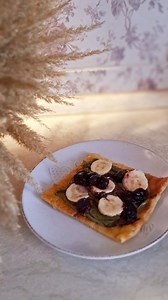 Dnes je piatok a naše deťúrence majú riaditeľské voľno ♡ A to si pýta niečo výnimočné – rýchly obed, ktorý rozžiari očká a poteší hladné brušká. Stačí vôňa palaciniek a hneď je nám veselšie.🤭🥰 Tieto palacinky sú ozaj rýchlo hotové! Poznáte ich? Ak nie, tak sa s Vami radi podelíme o tento recept...💐 ♡ 800ml mlieka (rastlinné alebo obyčajné) ♡ 5 vajec ♡ 6 lyžíc oleja ♡ 6 lyžíc trstinového cukru ♡ 1ks vanilkového cukru ♡ 450g špaldovej hladkej múky Všetko spolu zmiešame a vylejeme na plech vystl