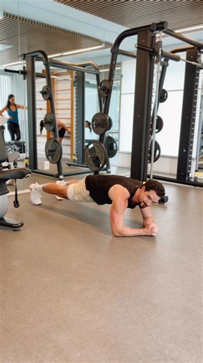 RICHARD BIGLIA | Gay Fitness on Instagram: "If your plank feels weird, check your form. Do this: • Close the ribs • Bring the hips slightly up • Engage the glutes • Breathe slow and controlled You should feel your abs working, not your lower back. 💾 Save this for next time you work on your planks. 👉 Follow me if you want to lose weight and build muscle. #plankform #coretraining #gymtips #strenghtraining"