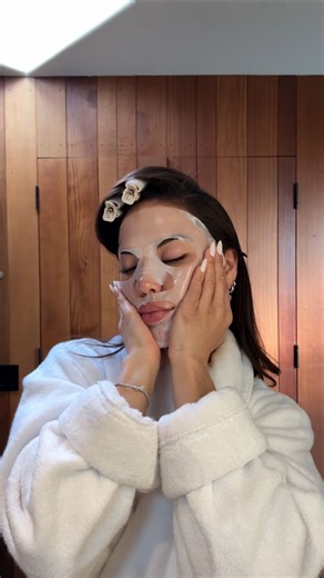 Karen Sarahi Robles on Instagram: "A look i created earlier this month✨ Next time you’re going out and don’t know what to do with your make up try this look out. SKIN @lancomeofficial Génifique hydrogel mask Génifique ultimate + eye serum @milkmakeup hydro grip primer MAKEUP @domoniquecosmetics essential palette @doseofcolors block party eyeshadow in Xray @lancomeofficial Idole liquid liner +hypnose mascara @urbandecaycosmetics eyeliner in black @lybrelashes no.6 end lash @milkmakeup hydro setti