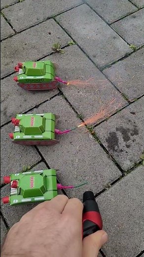 Feuerwerk Panzer Schlacht | Pyro Tank | Firework tank battle | firework battle tanks firing #shorts