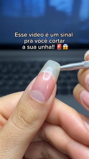Mary on Instagram: "Se arrependimento matasse 🫠.. Estava gostando tanto das minhas unhas grandes que não diminui, e tá aí o resultado, agora é correr atrás do prejuízo e aprender uma grande lição: sempre respeitar o tamanho de segurança da sua unha! O remendo que fiz foi em gel porque é o melhor atualmente .. já tentei de outras formas e sempre saia. Usei toda coleção em gel da impala ID 1KMAA4-AG13 E nas unhas naturais a base D- tone ID 1KMAA4-H5C6 Vocês encontram no @mercadolivre #unhas #unha