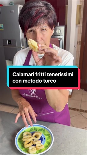 𝐈 𝐜𝐚𝐥𝐚𝐦𝐚𝐫𝐢 𝐟𝐫𝐢𝐭𝐭𝐢 𝐭𝐞𝐧𝐞𝐫𝐢 in pastella sono una prelibatezza culinaria amata in tutto il mondo. Questo piatto offre un equilibrio perfetto tra morbidezza e croccantezza, con il sapore del mare che si fonde armoniosamente con la delicata pastella croccante. 𝐄𝐜𝐜𝐨 𝐢𝐥 𝐭𝐫𝐮𝐜𝐜𝐡𝐞𝐭𝐭𝐨 𝐜𝐡𝐞 𝐡𝐨 𝐬𝐜𝐨𝐩𝐞𝐫𝐭𝐨 𝐩𝐞𝐫 𝐫𝐞𝐧𝐝𝐞𝐫𝐥𝐢 𝐭𝐞𝐧𝐞𝐫𝐢, vi spiego tutto nell'articolo del blog 👇 www.antoniettapolcaro.it/calamari-fritti-teneri #antoniettapolcaro #consiglidicu