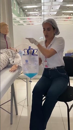 maneira correta de manipular a bolsa coletora e a sonda vesical de demora.