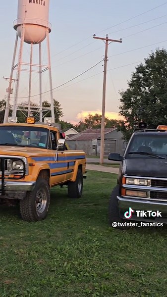 Twister meets Storm Chasers! Sunflower, TIV2, & The Extreme, & the gang #twister #twister1996 #dodge #dodgeram #twistermovie #90smovie #stormchasers #stormchasersdiscovery #classic #jeep #jeeptruck #dorothy