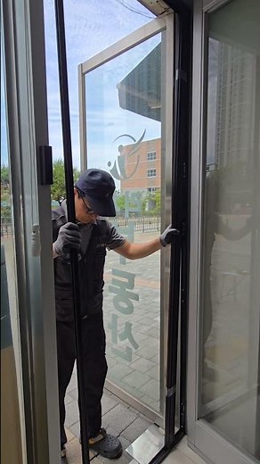 문 두 개 사이에 설치한 현관 주름방충망 Installing a Pleated Screen Between Double Doors