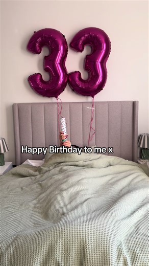 Happy Birthday to me! 33 let’s gooo! 🥳🍾🎂💕 #birthdaygirl #newyearseve #happynewyear #confetti #birthdaycelebration