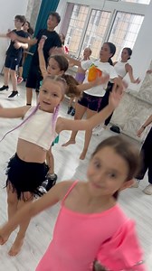 La Step Up, învățăm să stăm drepți în mijlocul efortului.Pentru că dansul adevărat începe din interior.📣 Dă like dacă ai transpirat și tu azi pentru visul tău.💬 Spune-ne în comentarii: Ce îți dă putere la antrenamente? #StepUpTraining #FortaInDans #DansSiDisciplina #ConditieFizica #MiciiLucratori #DansatoriPuternici #DansSportivRomania #PutereaDinSala #StepUpEnergie | Step Up Dance