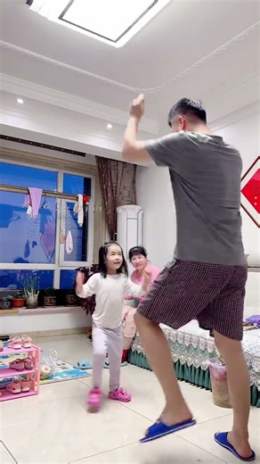 今天宝宝又自学了一段舞蹈@秋菊