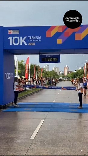 [COSTANERA] ⭕️ CRISTIAN MENEGUZZI ES EL PRIMER CORREDOR EN COMPLETAR LA CARRERA DE 10 KM DE TERNIUM Pasados los 30 minutos del inicio de la maratón, comenzaron a llegar los primeros corredores. 🥇El rosarino Cristian Meneguzzi fue el ganador, completando el circuito en 32,49 minutos. 🥈🥉Segundos después llegaron Alexis Gardini y Valentin Langé. MUJERES 1- María Aguilar 2- Guadalupe Pereyra 3- Flavia Ledesma 4- Soledad Aita 5- Aylen Burquin 6- Carolina Ansio 7- Violeta Cicotti 8- Florencia Armoa