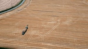 Vista vertical del dron del tractor: video de stock (totalmente libre de regalías) 3859058905 | Shutterstock