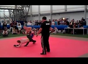 Scissor takedown in an amateur MMA fight. Beautiful execution! | Martial Artist