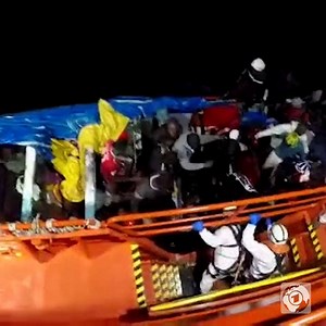 Statt über die Mittelmeerroute versuchen immer mehr Menschen die Flucht über den Atlantik und landen auf den Kanarischen Inseln. Die sind zunehmend überlastet. | tagesschau