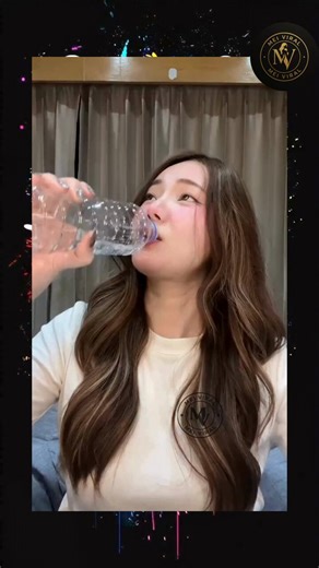 Minum: ❌Tumpahin ke diri sendiri: ✔️ 😆#Kocak #Oops #Funny #aqua #lemineral #cleo #nestle