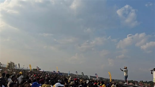 RADIO RWANDA on Instagram: "️AMASHUSHO️ Umuraperi Bull Dogg yeretswe urukundo n'ab'i Nyagatare mu gitaramo cya MTN Iwacu Muzika Festival 2025. Yabaririmbiye indirimbo zirimo 'Igikomere' yakoranye na Tom Close. #RBAShowbiz #MTNIwacuMuzika2025 ️ @akayezuja"